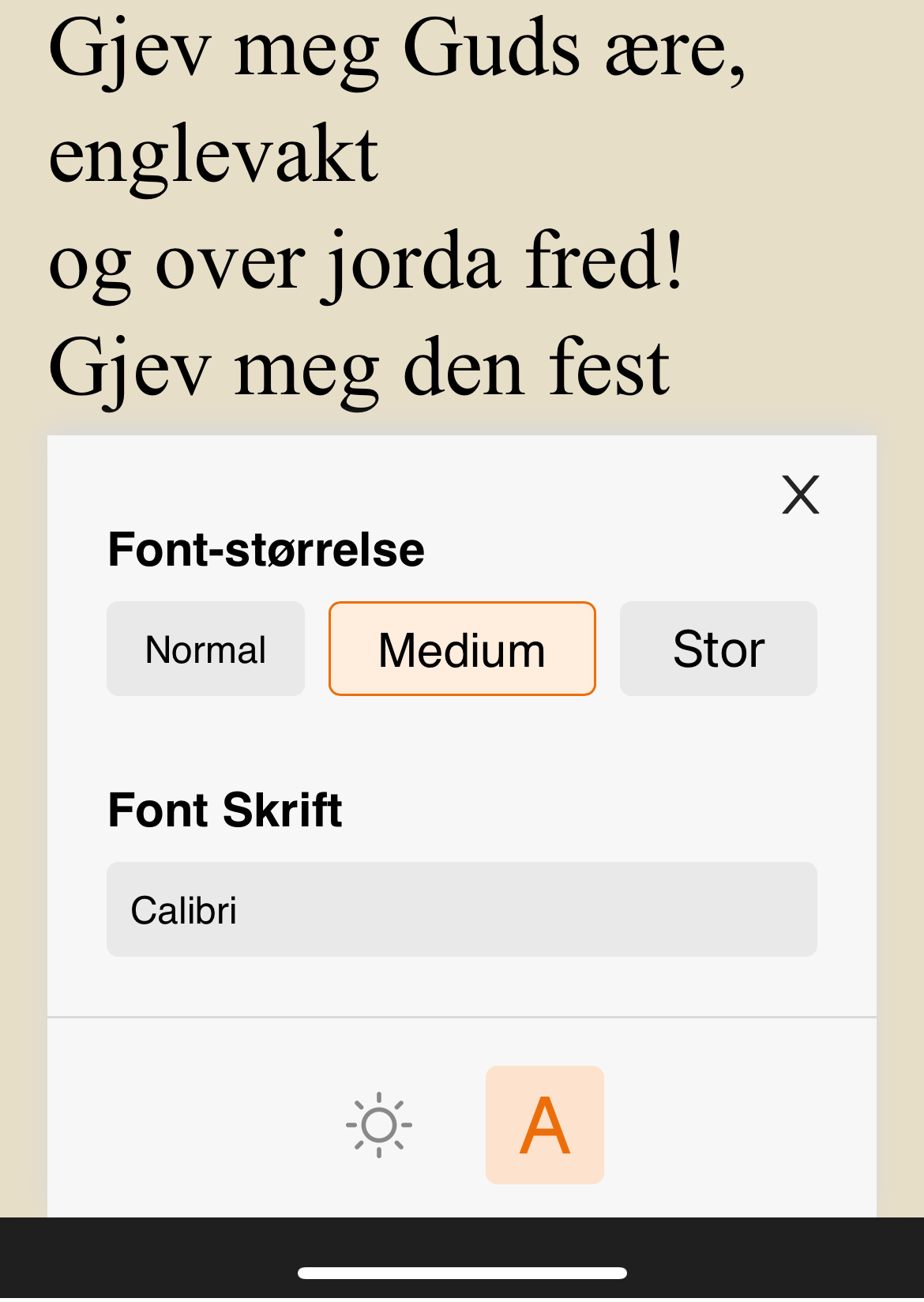 Dette bildet viser innstillings grensesnittet i iKirken-appen. Grensesnittet er designet for å gi brukeren enkel tilgang til å tilpasse leseopplevelsen i appen. Nederst i menyen er det to ikoner for tilpasning: Et sol-ikon, for bakgrunns farge endring og et stort 'A', for tekst stil og størrelse. Valget 'A' er aktivert og farget oransje. Øverst i bildet vises en forhåndsvisning av teksten med stor skrift. Under teksten er innstillings menyen, som gir følgende alternativer: Font Skrift - Viser gjeldende skrifttype, som er satt til Calibri; Font-størrelse - Brukeren kan velge mellom tre alternativer: Normal (grå, ikke valgt), Medium (oransje ramme, valgt), Stor (grå, ikke valgt).