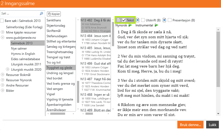 Skjermbilde fra applikasjonen Verksted som viser valg av innhold til en gudstjeneste, spesifikt for punktet '2 Inngangssalme'. Vinduet er delt inn i fire seksjoner: til venstre er det en meny for tilgjengelige ressurser av salmer, med kategorien 'Salmebok 2013' er valgt. Neste kolonne til høyre viser et filter 'Trygghet og glede' er markert. Neste kolonne til høyre viser liste over salmer i valgt kategori, inkludert 'N13 482 Deg å få skode' som er markert. Høyre side viser teksten til den valgte salmen 'N13 482 Deg å få skode' på nynorsk, med fire vers. Brukeren kan velge visningsalternativer som 'Tekst', 'Utskrift', eller 'Presentasjon', og nederst er det knapper for 'Bruk denne...' og 'Lukk'. Øverst dominerer en oransje toppmeny med tittelen på seksjonen.