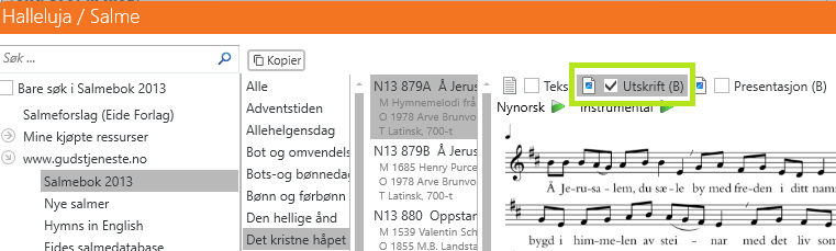 Dette bildet viser grensesnittet for valg av salmer i applikasjonen LabOra Verksted. Øverst står tittelen 'Halleluja / Salme,' og brukeren navigerer i et bibliotek av salmer. Venstre panel: Inneholder en søkefunksjon og en liste over ressurser, inkludert 'Salmebok 2013,' 'Nye salmer,' og 'Hymns in English.' Brukeren har valgt 'Salmebok 2013.' Midtre panel: Viser en liste over tilgjengelige salmer fra den valgte ressursen. Høyre panel: Viser noteark og tekst for den valgte salmen. Over notearket finnes alternativer for å velge tekst-, instrumental- eller nynorsk-versjoner. En avkrysningsboks for 'Utskrift (B)' er markert.