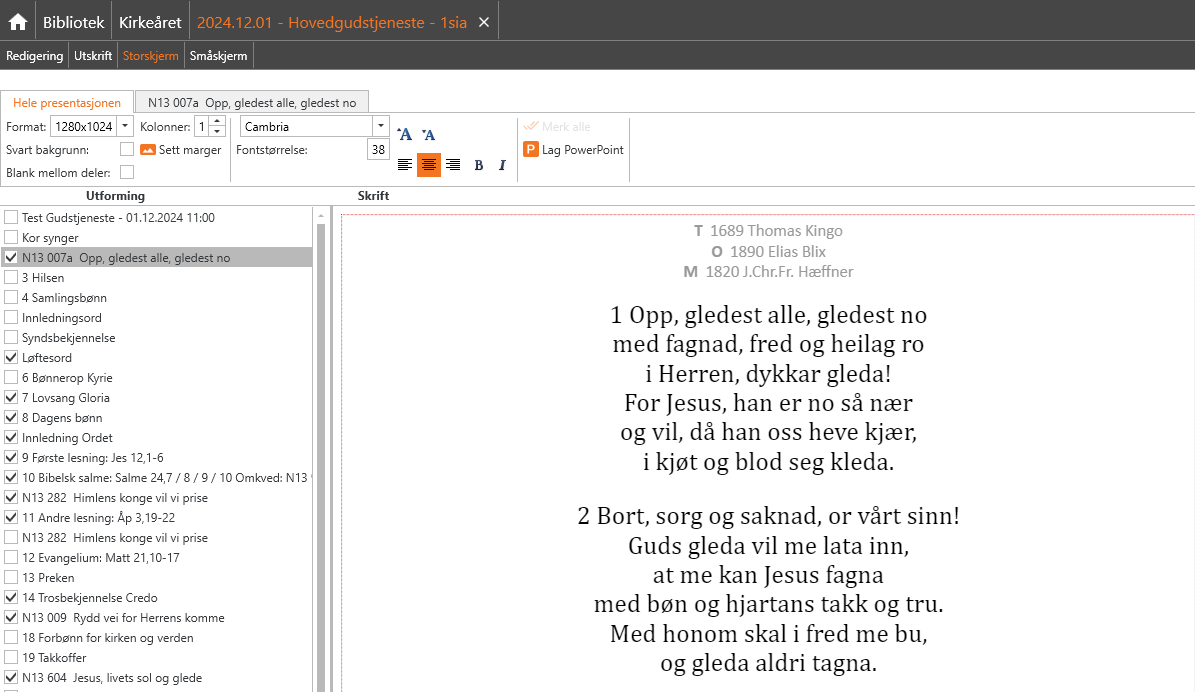 Dette bildet viser arbeidsflaten 'Storskjerm' i applikasjonen LabOra Verksted for å generere en PowerPoint-presentasjon til en gudstjeneste. Øverst i grensesnittet finnes faner som 'Redigering,' 'Utskrift,' 'Storskjerm,' og 'Småskjerm.' Brukeren har valgt fanen 'Storskjerm' for å utforme lysbildene. Til venstre er det en liste over gudstjenestens innhold, som 'Samling,' 'Syndsbekjennelse,' og 'Dagens bønn.' Valgt element er 'N13 007a Opp, gledest alle, gledest no,' en salme. Til høyre vises teksten til salmen med formatert skrift og metadata som forfatter og komponist. Øverst er det innstillinger for format '1280x1024' er valgt, kolonner, skrifttype (Cambria), og skriftstørrelse (38). Brukeren kan også velge alternativer som å 'Lag PowerPoint' eller sette marger og bakgrunn.