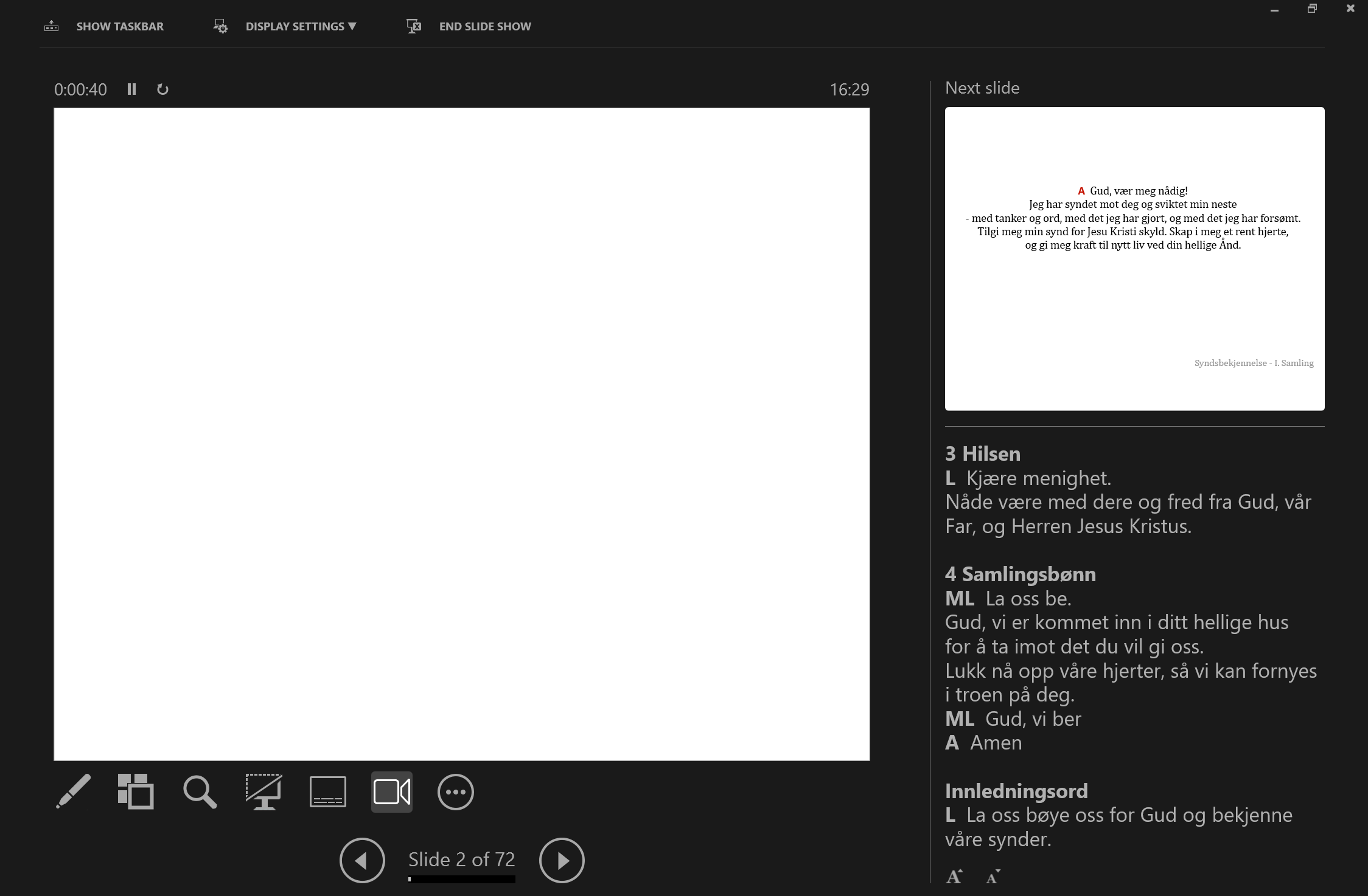 Dette bildet viser presentasjons visningen i PowerPoint. Grensesnittet inkluderer: Hovedskjerm (venstre) - Viser gjeldende lysbilde, som i dette tilfellet er tomt; Neste lysbilde (høyre øverst) - Viser forhåndsvisning av det neste lysbildet, som inneholder teksten til 'Syndsbekjennelse'; Notater (høyre nederst) - Viser detaljerte instruksjoner og liturgisk tekst for ledd, som er ikke inkludert i presentasjonen til publikum.