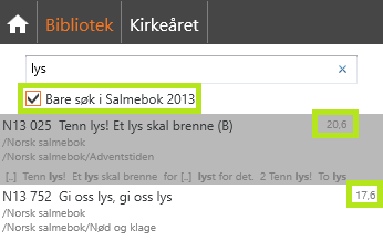 Dette bildet viser søkefunksjonen i LabOra Verksted Bibliotek. Grensesnittet inkluderer følgende elementer: Søkefelt - Brukeren har søkt etter ordet 'lys'; Filter - Alternativet 'Bare søk i Salmebok 2013' er valgt, noe som begrenser resultatene til denne ressursen; Resultater - N13 025: 'Tenn lys! Et lys skal brenne (B)' tilhørende kategorien Adventstiden. Denne salmen har en poengverdi på 20,6; N13 752: 'Gi oss lys, gi oss lys' fra kategorien Nød og klage. Denne salmen har en poengverdi på 17,6. Poengverdiene (20,6 og 17,6) angir relevansen til søkeordet i de respektive salmene.