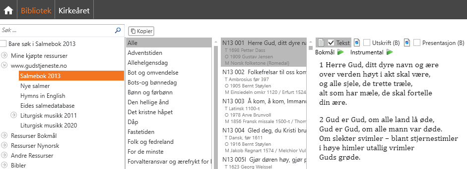 Dette bildet viser biblioteket i LabOra Verksted, som gir tilgang til ulike ressurser for gudstjenesteplanlegging. Grensesnittet består av fire panel: 1. fra venstre panel: En liste over tilgjengelige ressurser, inkludert Salmebok 2013 (valgt og markert i oransje), Nye salmer, Liturgisk musikk 2011, og andre ressurser som Bibler og materiale på bokmål og nynorsk. 2 fra venstre panel: En liste over kategorier i Salmebok 2013, som Alle, Adventstiden, Bot og omvendelse, og For de minste. Her er kategorien Alle valgt. 3 fra venstre panel: salmer som N13 001 Herre Gud, ditt dyre navn og ære og N13 002 Folkefrelsar til oss kom vises i listen. 4 fra venstre panel: Detaljer viser om den valgte salmen (N13 001 Herre Gud, ditt dyre navn og ære), inkludert teksten delt inn i vers, som: 1. Herre Gud, ditt dyre navn og ære... og 2. Gud er Gud, om alle land lå øde... Over for det siste panelet finnes Valgalternativer: Inkluderer knapper for Kopier, Tekst (valgt), Utskrift (B) og Presentasjon (B). Under Valgalternativer finnes mulighet en til å spille av salmen på Bokmål eller Instrumental.