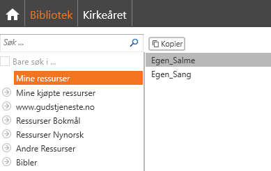 Dette bildet viser en del av biblioteket i LabOra Verksted, som gir brukeren tilgang til egne ressurser for gudstjenesteplanlegging. Grensesnittet inkluderer følgende elementer: Øverst er det en søkeboks merket 'Søk ...' som lar brukeren søke etter spesifikke ressurser. I venstre panel er kategorien 'Mine ressurser' valgt og markert i oransje, sammen med andre tilgjengelige kategorier som 'Mine kjøpte ressurser,' 'www.gudstjeneste.no,' 'Ressurser Bokmål,' 'Ressurser Nynorsk,' 'Andre Ressurser,' og 'Bibler.' I høyre panel vises ressursene som er lagret under 'Mine ressurser,' inkludert 'Egen_Salme' og 'Egen_Sang.' Øverst i høyre panel er det en knapp merket 'Kopier,' som lar brukeren kopiere innholdet for videre bruk. Dette grensesnittet gir en oversiktlig og strukturert tilgang til tilpassede ressurser for bruk i gudstjenester.
